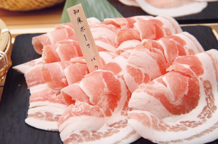 「知床豚しゃぶしゃぶ・バラ」（野菜付き）1,980円、秘伝の「豚神ダレ」で召し上がれ