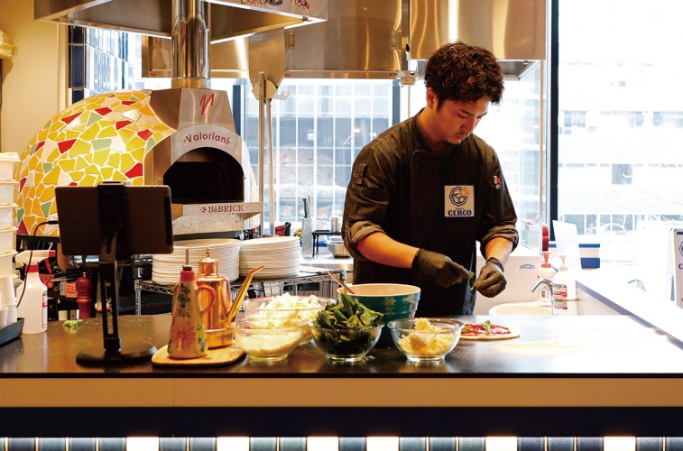 生地を伸ばして具材を乗せていく工程はカウンターの前で行われる