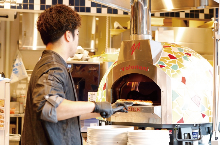 石窯は400℃以上の高温で焼きあげることで、外はパリッ、中はモチッとした絶妙な食感に仕上がる