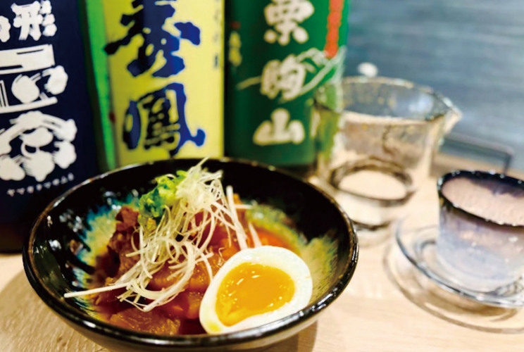 「仙台醤油牛すじ黒煮込み」858円、日本酒のアテにピッタリな料理が揃う