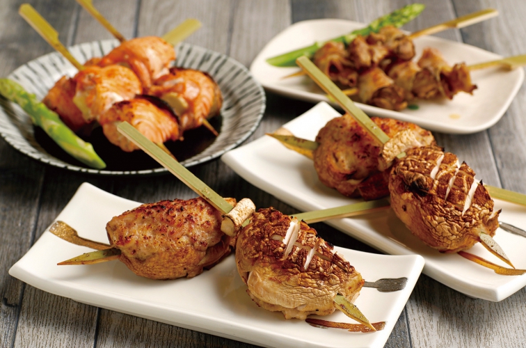 天ぷらをメインとしていた同店が焼鳥中心の居酒屋に変更。肉から野菜まで30種の焼鳥を用意