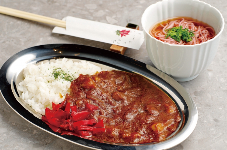〆のピッタリのメニュー「55スパイスカレー」750円、「つめたい梅そうめん」630円を用意