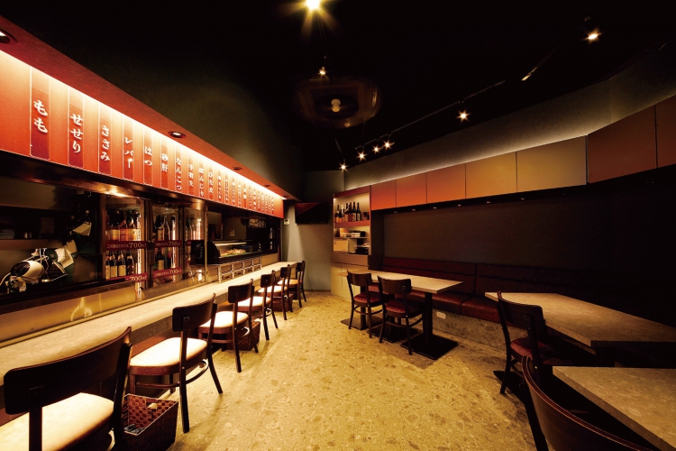 カウンター7席、テーブル13席。店内喫煙可