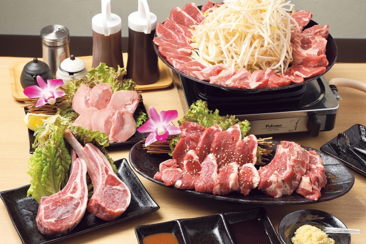 厚みがあり柔らかいラム肉と、たっぷりの野菜を特製鍋で堪能できる