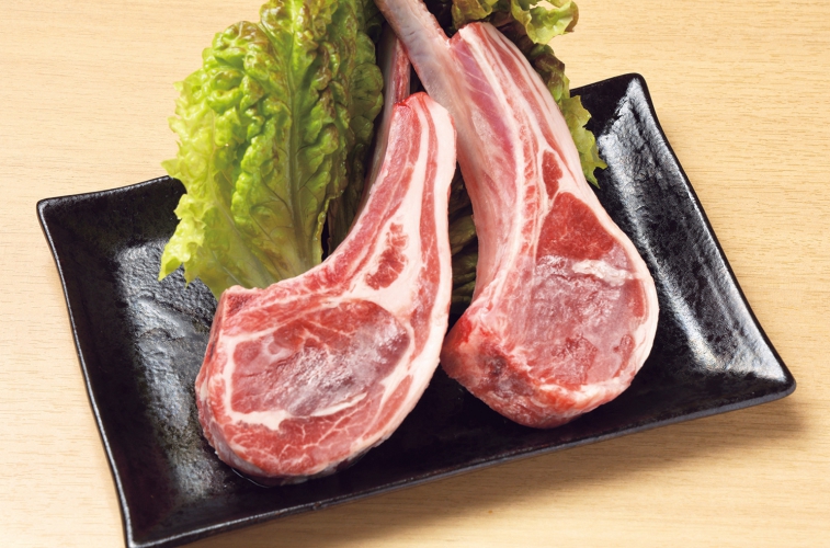 ボリューム満点で食べ応えのあるラムチョップ、骨付きなので赤身と脂を同時に楽しめる