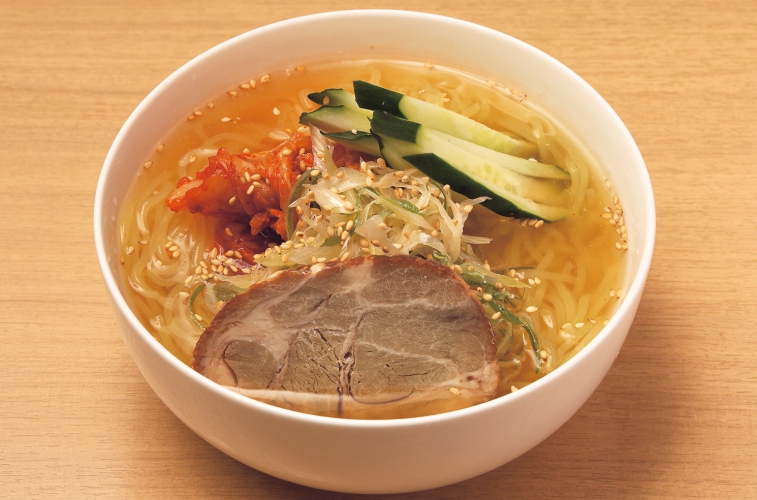 隠れ人気メニューの冷麺750円は〆にピッタリ、ハーフサイズも用意