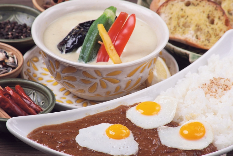 ヤミツキになる味わいのイチオシ和風カレー900円ほかグリーンカレーなども人気