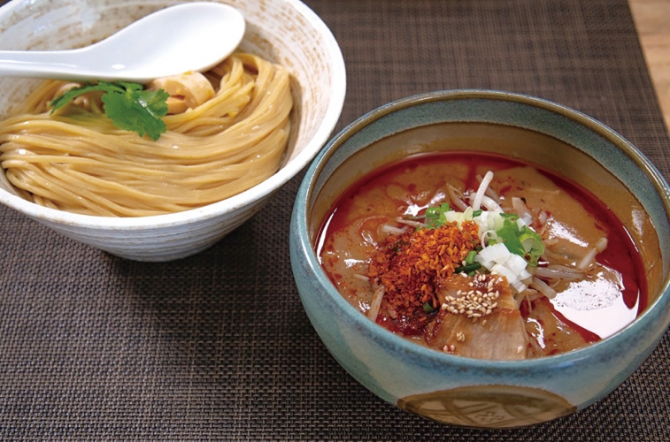 味噌つけ麺に相性抜群の自家製ラー油や辛味をかけた大人気の「辛味噌つけ麺」1,200円