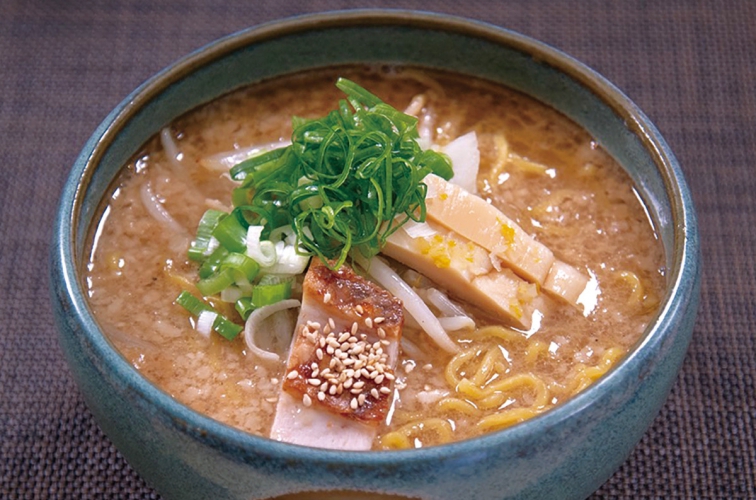 モヤシやタマネギなどを強火で炒めた香ばしさが香る王道の「味噌らーめん」1,000円