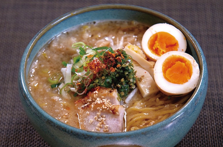 パンチの効いた青唐辛子と味噌ラーメンをかけ合わせた辛いもの好きにオススメの「味玉青唐辛子らーめん」1,350円