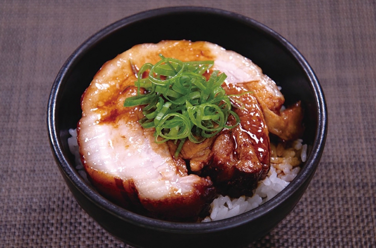 ホロホロ崩れるくらい煮込んだ豚バラチャーシューでご飯が進む「チャーシューご飯」550円