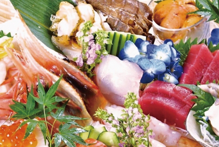 旬に合わせてネタが変更する「豊鮮五種盛り合わせ(1人前)」1,100円は、酒を片手に味わってほしい