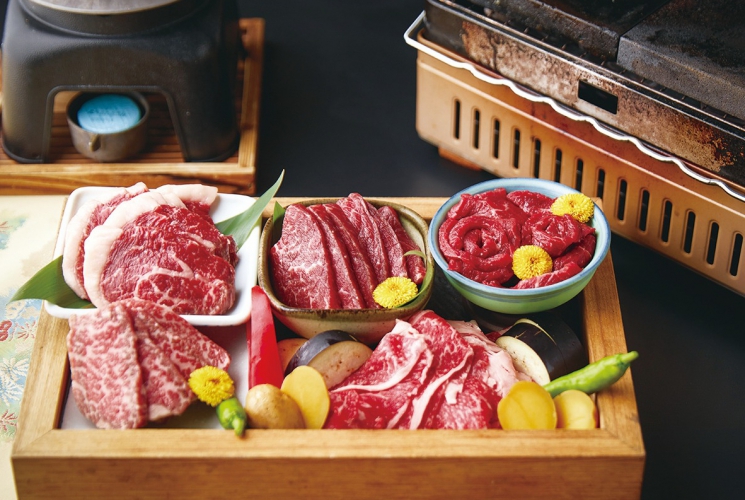 肉のプロが妥協せずに選ぶ肉は本物。焼肉は自慢の溶岩焼きで味わう