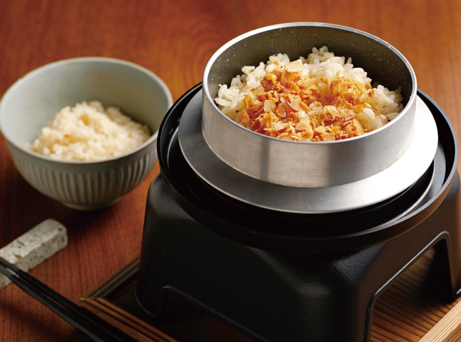 熱伝導率が非常に良く、釜全体に均一に熱が伝わる羽釜で炊いた「羽釜ガーリックライス」