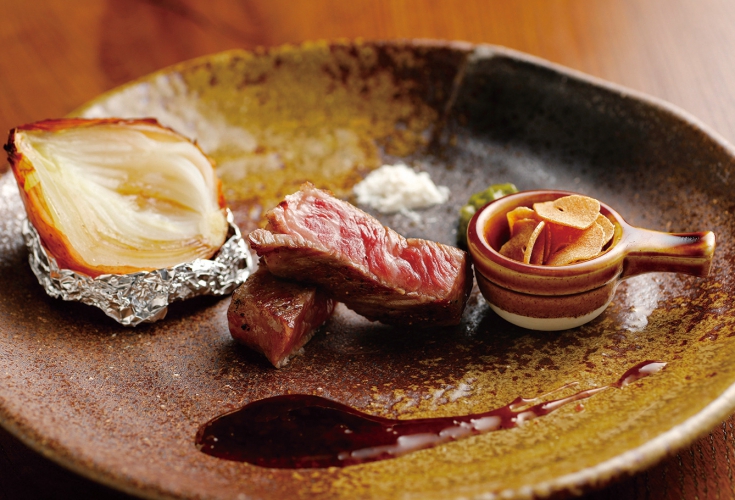 「黒毛和牛の赤身ステーキ」と「タマネギのグリル」