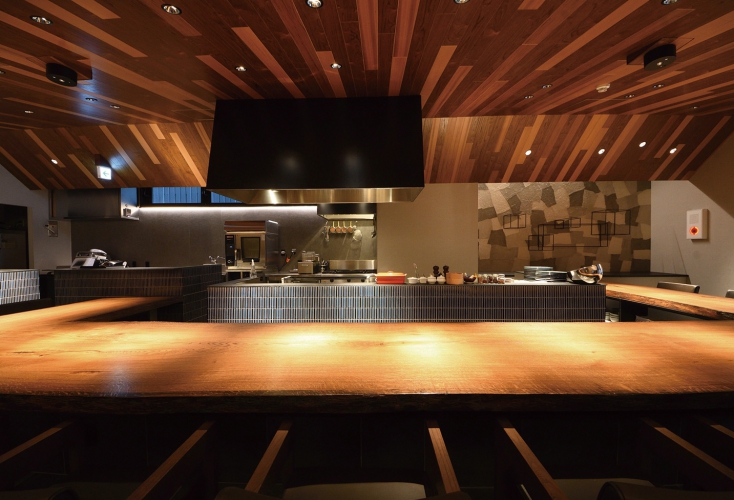 カウンター14席のほか4席の個室を完備