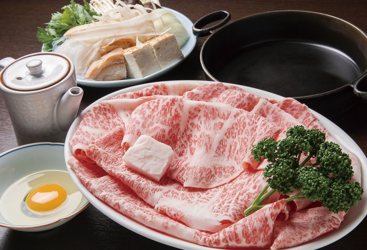 すき焼きとしゃぶしゃぶのコースは9,700円~22,900円まで用意