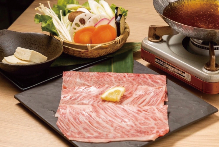 柔らかくてジューシーなおびら和牛肩ロース。野菜付きセット3,000円