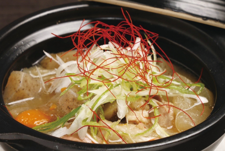 とろけるような食感の「牛ホルモン煮」850円、噛むたびに旨みがあふれ濃厚な味わいが広がる