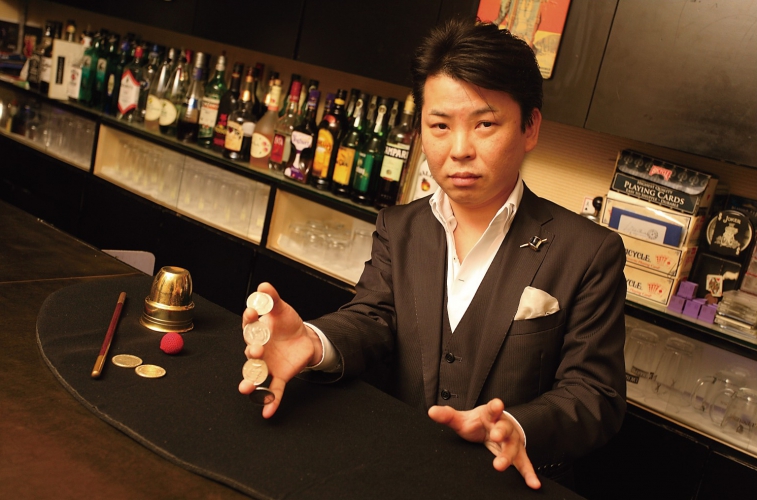 プロマジシャンの二瓶オーナー、驚愕の世界へと誘ってくれる