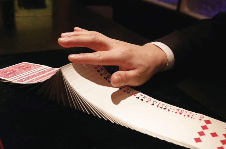 目の前で体験できるトランプやコインを使ったマジックは音響を駆使した演出で臨場感たっぷり