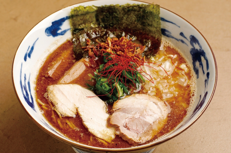 魚介ダシと鶏白湯が絶妙なバランスでブレンドさせた「鶏白湯魚介スープ正油」1,100円、塩も絶品