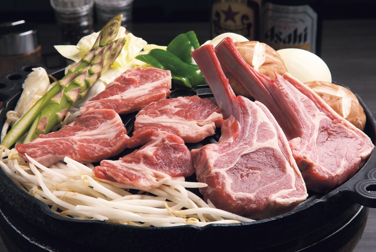 鍋にはスリットがあるので、炭火が直接肉に当たり芳ばしく焼き上がる。「生ラム」1,200円