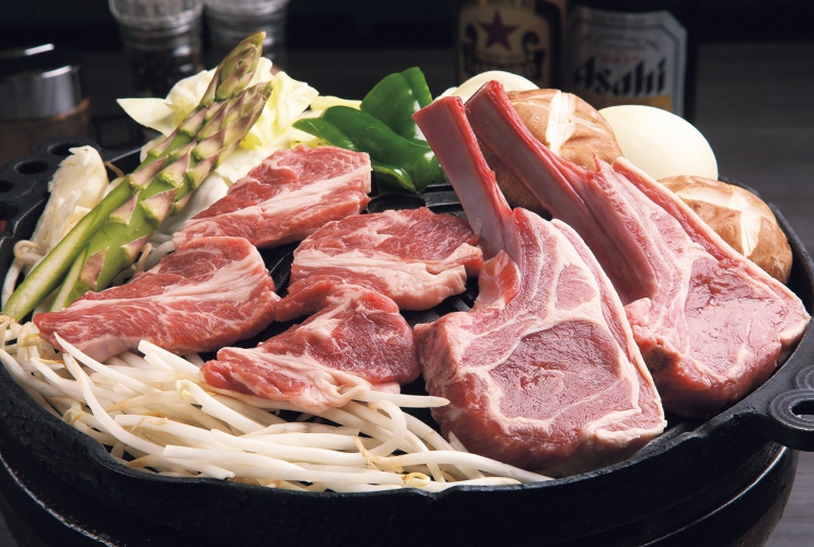 鍋にはスリットがあるので、炭火が直接肉に当たり芳ばしく焼き上がる。「生ラム」1,100円