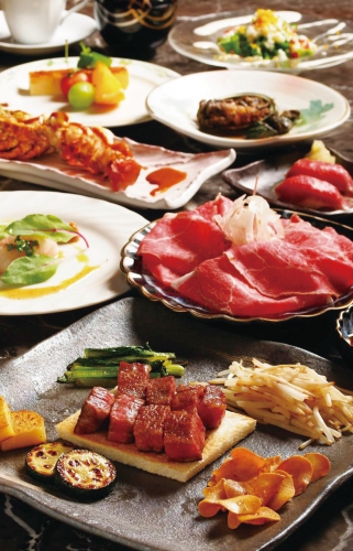 サーロイン、ヒレ、極上のステーキを味わえるコースを多数用意