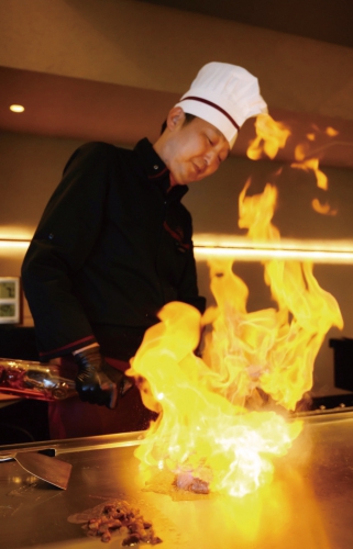 目の前でシェフが焼き上げてくれるカウンター席