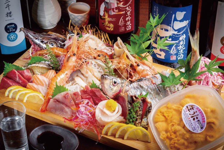 刺身のネタのほとんどが日替わり。同店オリジナル「燻製炙り刺盛り」も用意