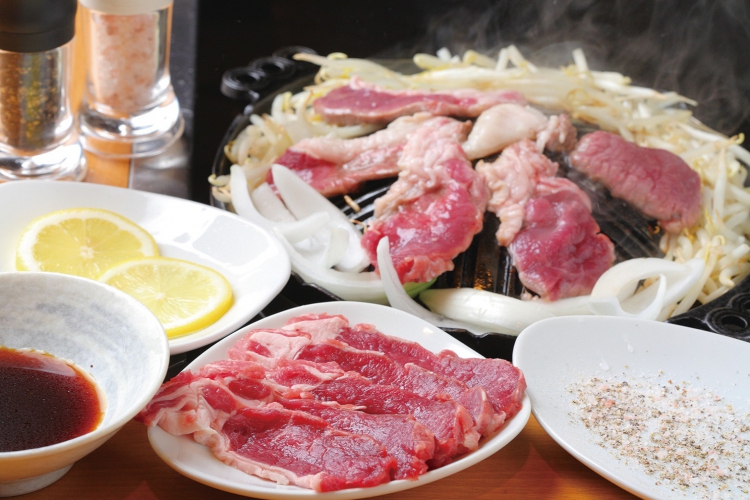 来店者の8割が肉本来の旨みを存分に味わえるよう塩で食べている、レモンを絞るのもオススメ