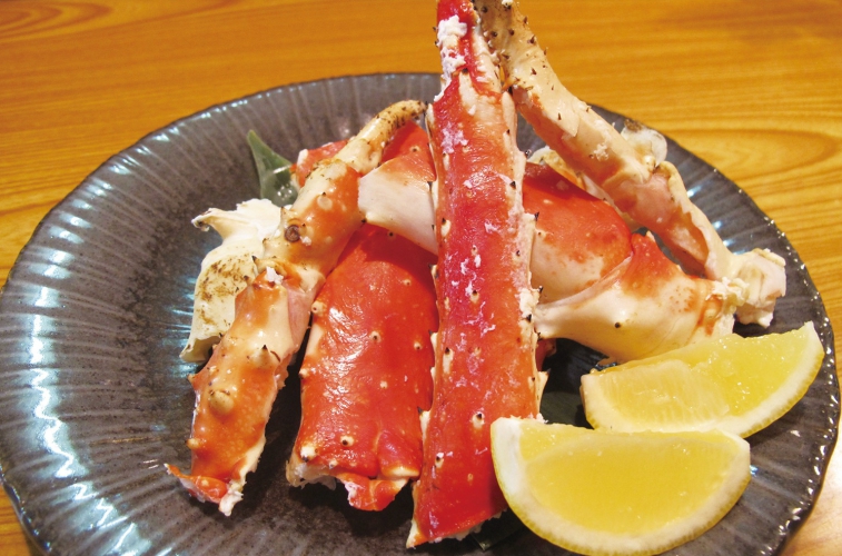 タラバガニは北海道近海で獲れた天然もの、茹でまたは焼きで提供してくれる