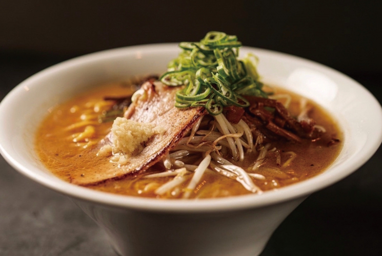 「味噌ラーメン」950円は、中細ちぢれ麺とスープの相性が絶妙。ショウガの風味が旨さを倍増