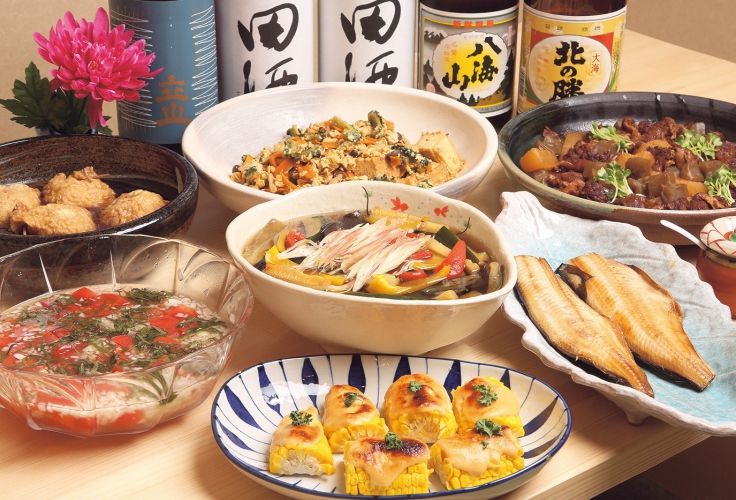 旬の素材を使った大皿料理はどれも美味