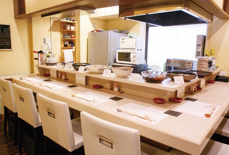 カウンター席のほか、4人迄の小あがり席を完備