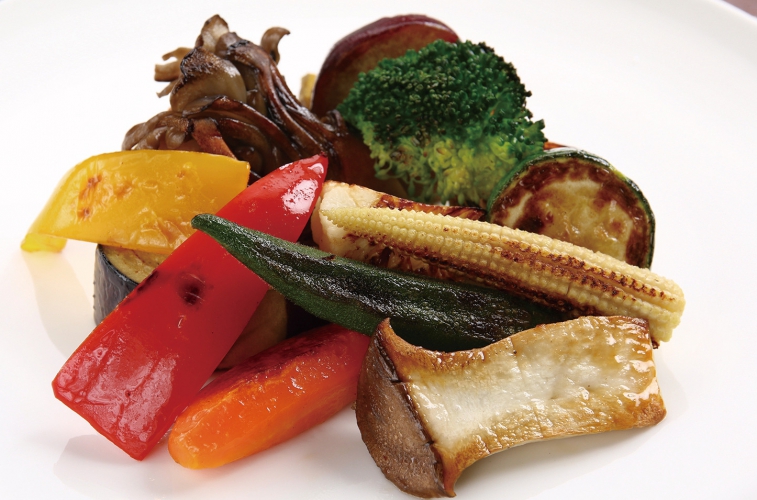 新鮮な野菜を鉄板で香ばしく焼き上げた「鉄板焼やさい盛り合わせ」1,320円