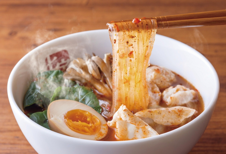 スープの種類は、通常の麻辣湯以外にもトムヤムクンや担々に変更可能。麺もアレンジ可能でバリエーションは無限大