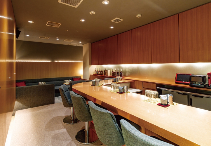 じっくりと腰を据えて楽しめるカウンターは7席