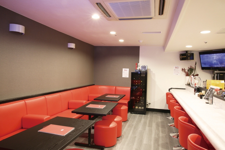 カウンター席とテーブル席を完備、バータイムはカラオケOK  