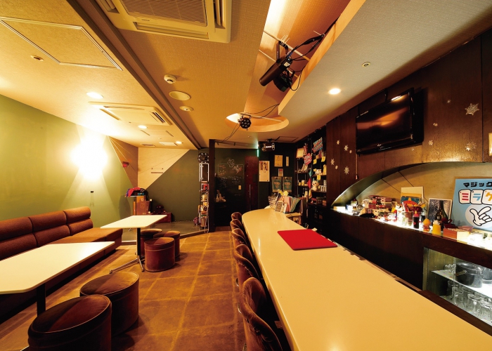 フード持ち込み自由。同店オリジナル商品やマジックグッズを好評発売中