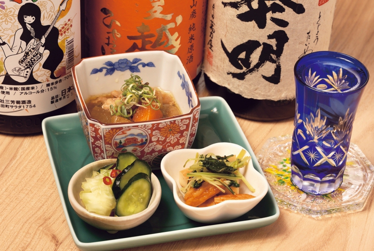 「本日のおばんざいセット」950円、他にも揚げ納豆など単品メニューもあり