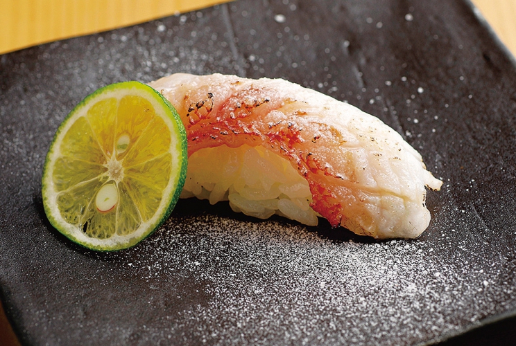 サッと炙ってすだち塩で味わう「キンキ」は、旨みのある脂と香ばしい風味が絶妙