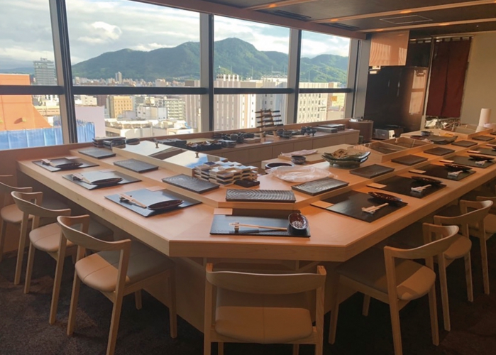 カウンター席と8人迄が利用できる個室を完備