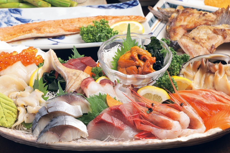 ウニやホッキ、ツブなど北海道の新鮮な魚介類を楽しめる「豪華絢爛日替り10点盛り」4,880円