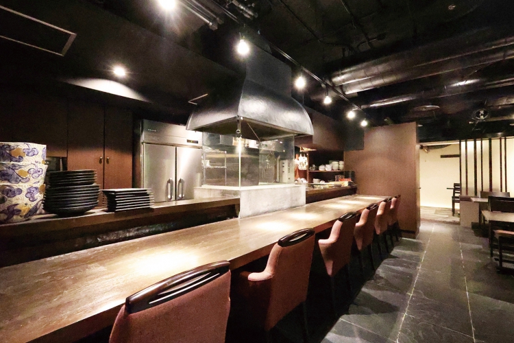 カウンター6席のほか、テーブル席、個室席を完備