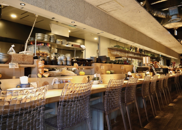 カウンター席のほかに夜景を見渡せるテーブル席を完備