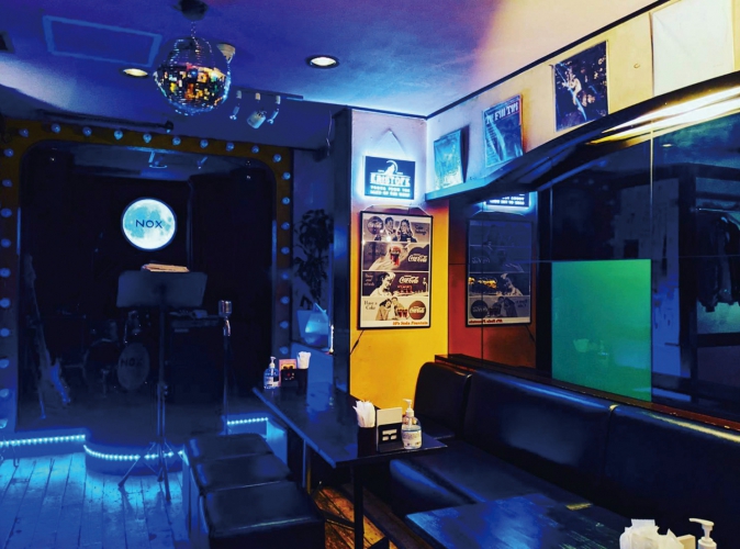 ミラーボールが煌めくムードたっぷりの空間、懐かしいあの頃に浸れることができる、店内は25人収容可能