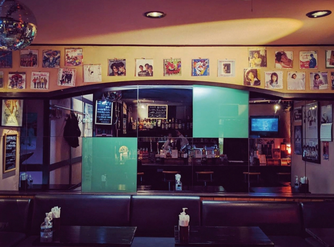 生ビール、焼酎、ワインなど豊富なドリンクが90分飲み放題4,500円、クーポンで人数分500円引きになる