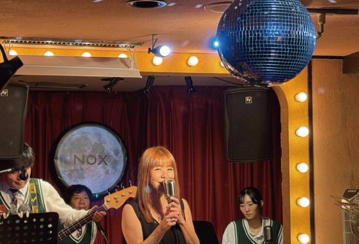 演者とオーディエンスが絶妙の距離感で、店中一体となり盛り上がりながらライブを堪能できる